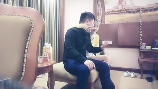 【赵总寻花】黄衣短裤外围萌妹，穿上红色透视装69姿势口交，抬腿侧入人肉打桩机，后入抱起来猛操