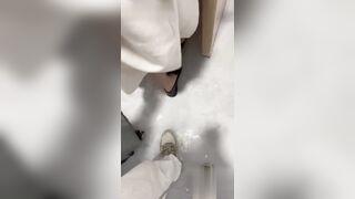 老婆闺蜜来我家做客 送她回家的时候被我拉到楼道里操了 跟我操女儿是同一个地方!