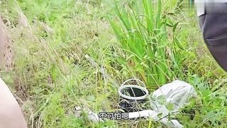 兄妹户外乱伦妹妹陪哥哥去户外钓鱼，中途尿尿勾引亲哥做爱，在河边露天激情爆操，干的妹妹直求饶