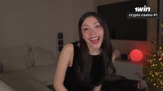 亚裔反差骚逼【Ruth_Lee】穿着丝袜高跟来做爱，最后全部射在骚脚上