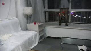 都市夜景，玻璃窗里面可怜兮兮的气氛组小可爱，一个多小时，被逼无奈，穿着10CM的