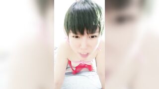 短发人妻母狗少妇，束缚着骚奶子让大哥后入草屁股，自己舔着假鸡巴呻吟诱惑狼友，深喉口交激情上位浪叫不断