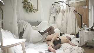 【胖子传媒工作室】今日主题我们结婚了，和骚女婚纱店里操逼，穿上婚纱先拍照再开干，大屁股后入爆操