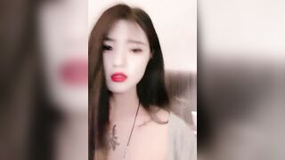 夜店气氛组渣女小可爱露脸激情大秀，深夜陪狼友发骚，诱惑舞蹈听狼友指挥展示性感骚穴，水多粉嫩人美又骚