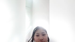 纯素颜9分女神，现场卸妆，洗澡站着撒尿，极品胴体，超清镜头展示极具挑逗