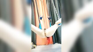 SM蹂躏母狗人妻还有点奶水【下篇】吊起来玩逼草嘴道具给她搞喷，风油精刺激菊花和逼逼爽到喷尿，深喉草嘴干骚逼