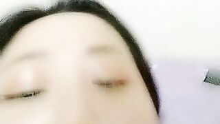 娇羞小姐姐露脸颜值好高，情趣内衣诱惑跟大哥深夜激情啪啪，无套爆草抽插让大哥射在嘴边舔精液吃不要错过